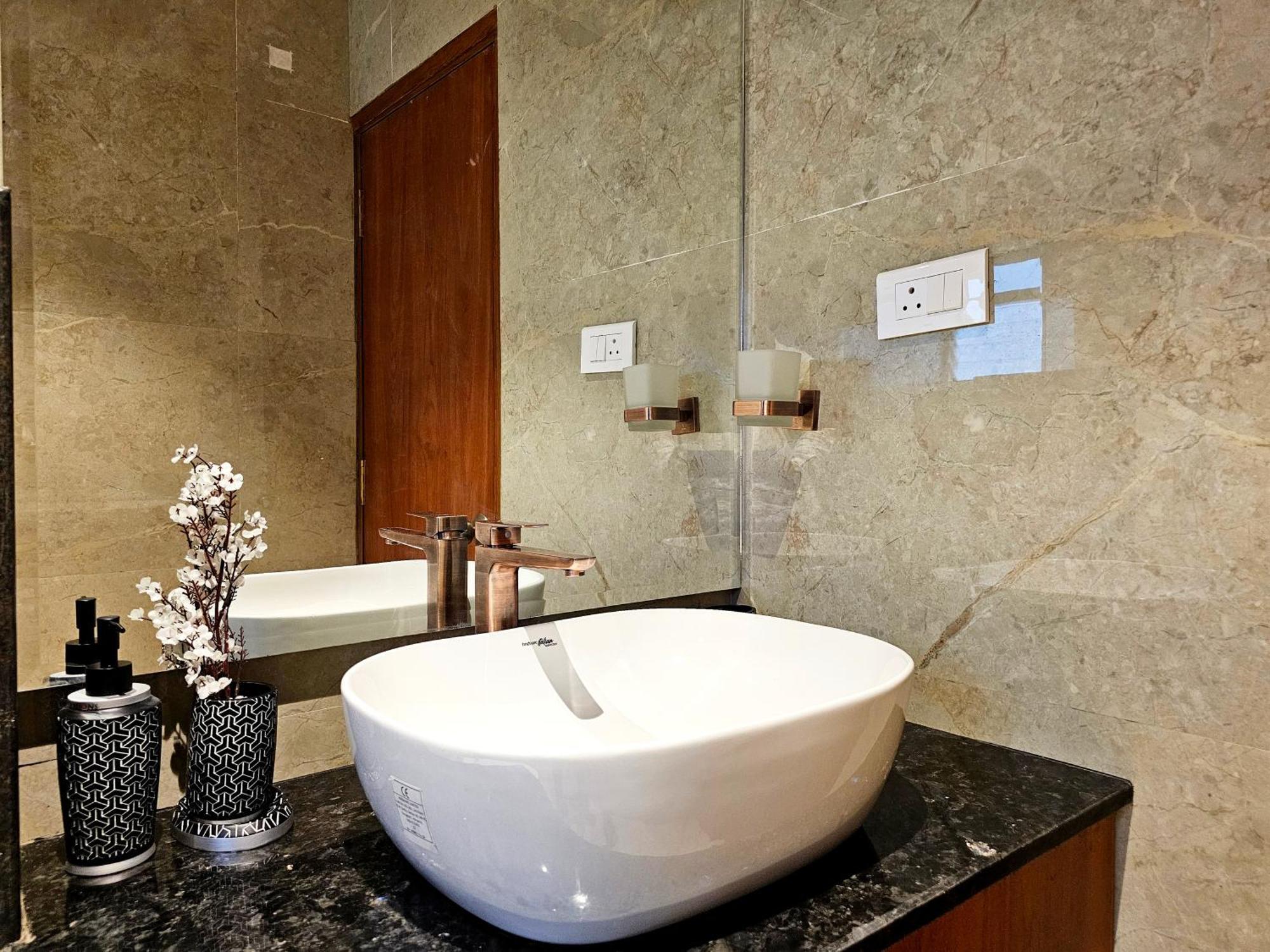 The Pentouz On 100 Feet Road Indiranagar - An Urban Luxury Retreat Apartman Bengaluru Kültér fotó